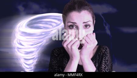 Tornado twister verniciato e cielo scuro con paura donna Foto Stock