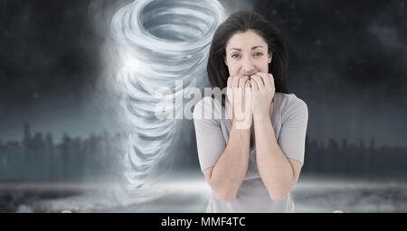 Tornado twister verniciato e cielo scuro con paura donna Foto Stock