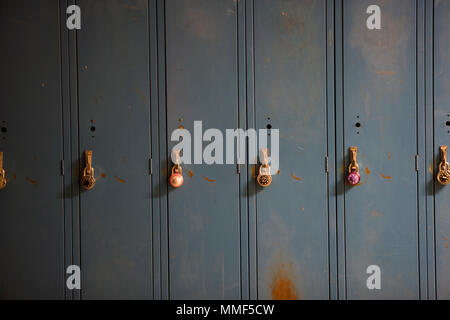 Ancora la vita di usato battere armadietti in acciaio con serrature in un high school hallway Foto Stock