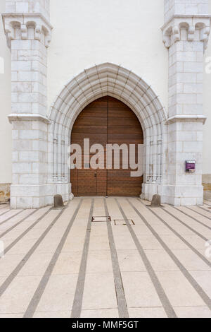 Francia, Annecy - Maggio 01, 2018: dettaglio del cancello di ingresso con informazioni turistiche del castello di Annecy.. Era una antica residenza del Conte Foto Stock