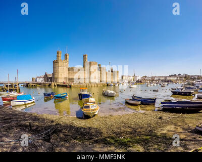 Lo skyline di Caernafon in Galles durante la bassa marea - Regno Unito. Foto Stock