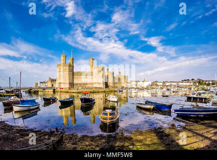 Lo skyline di Caernafon in Galles durante la bassa marea - Regno Unito. Foto Stock