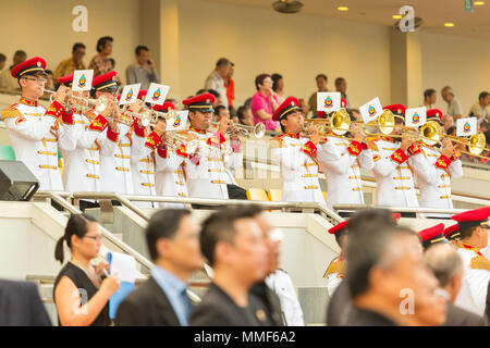 Singapore/Singapore - Novembre 16, 2014: La Longines Gold Cup racing al al Kranji circuito di Singapore. Una banda militare gioca. Foto Stock