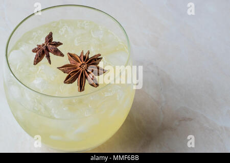 Il cardamomo cocktail con stella di anice e ghiaccio tritato. Concetto di bevanda. Foto Stock