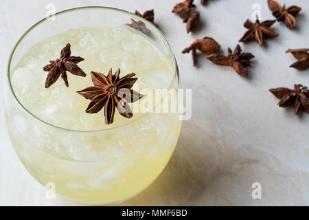 Il cardamomo cocktail con stella di anice e ghiaccio tritato. Concetto di bevanda. Foto Stock