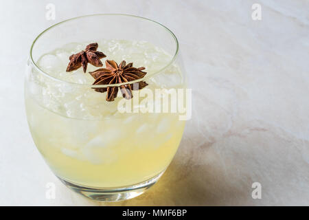 Il cardamomo cocktail con stella di anice e ghiaccio tritato. Concetto di bevanda. Foto Stock