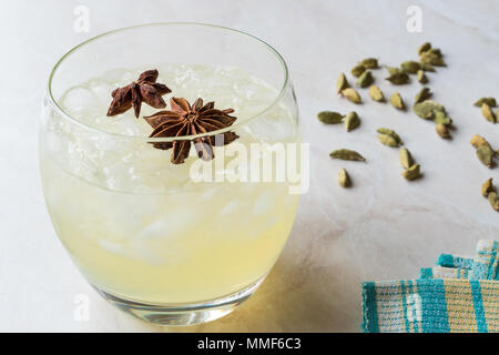 Il cardamomo cocktail con stella di anice e ghiaccio tritato. Concetto di bevanda. Foto Stock