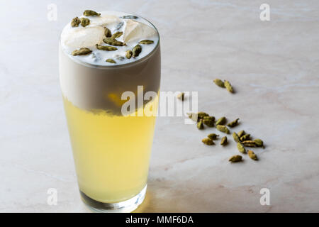 Il cardamomo cocktail con semi, panna e ghiaccio. Concetto di bevanda. Foto Stock