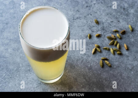 Il cardamomo cocktail con semi, panna e ghiaccio. Concetto di bevanda. Foto Stock