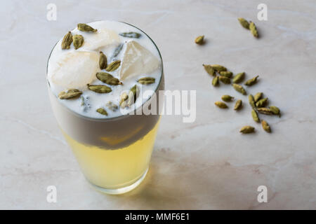 Il cardamomo cocktail con semi, panna e ghiaccio. Concetto di bevanda. Foto Stock