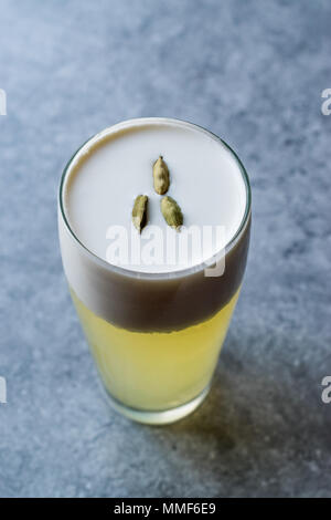 Il cardamomo cocktail con semi, panna e ghiaccio. Concetto di bevanda. Foto Stock