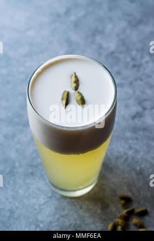 Il cardamomo cocktail con semi, panna e ghiaccio. Concetto di bevanda. Foto Stock