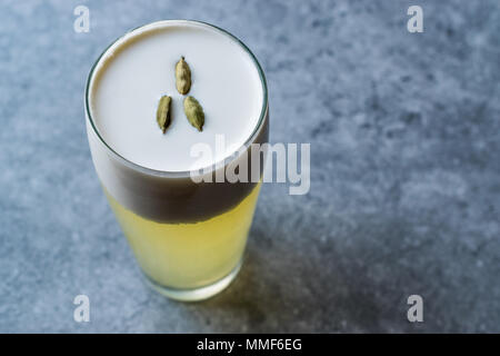 Il cardamomo cocktail con semi, panna e ghiaccio. Concetto di bevanda. Foto Stock