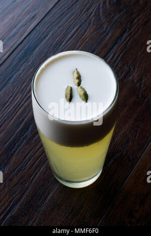 Il cardamomo cocktail con semi, panna e ghiaccio. Concetto di bevanda. Foto Stock