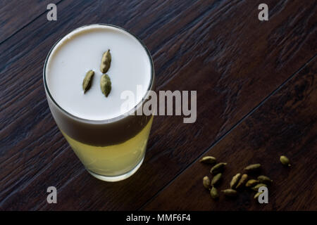 Il cardamomo cocktail con semi, panna e ghiaccio. Concetto di bevanda. Foto Stock