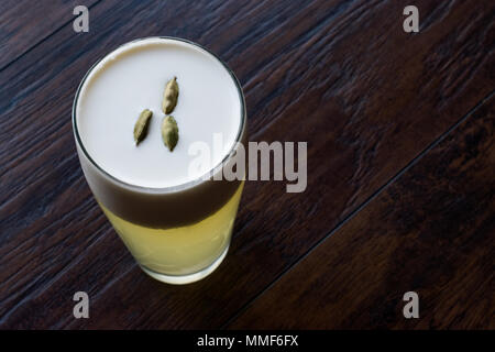 Il cardamomo cocktail con semi, panna e ghiaccio. Concetto di bevanda. Foto Stock