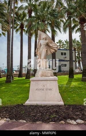 Monumento a Jeanne d'Arc (Giovanna d'arco) nella città di Cannes, Francia, progettata dallo scultore Maxime Real del Sarte nel 1950 Foto Stock