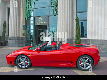 Noleggiare una Ferrari, Hotel Hyatt Regency Nice, il Palais de la Méditerranée, Promenade des Anglais, Côte d'Azur, Alpes-Maritimes, Sud Francia France Foto Stock