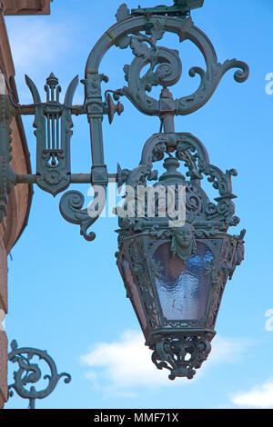 Vecchio armonici lampione alla città vecchia di Nizza Côte d'Azur, Alpes-Maritimes, Francia del Sud, Francia, Europa Foto Stock