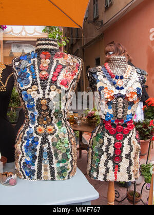 Kleid aus bunten Knoepfen in einem Modegeschaeft, Boutique, Platz Cours Saleya, Nizza, Suedfrankreich, Alpes-Maritimes, Cote d'Azur, Frankreich, Europ Foto Stock