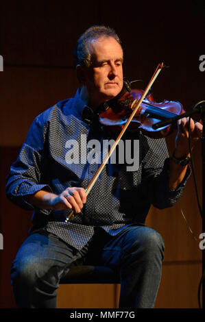 Gordon Gunn fiddle player sul palco a Mareel nelle isole Shetland Foto Stock