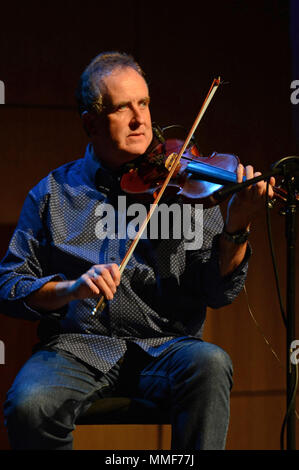 Gordon Gunn fiddle player sul palco a Mareel nelle isole Shetland Foto Stock