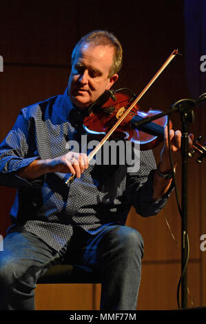 Gordon Gunn fiddle player sul palco a Mareel nelle isole Shetland Foto Stock