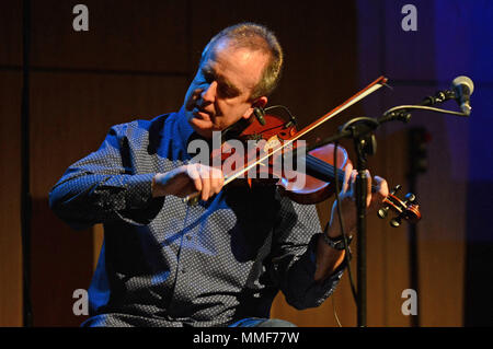 Gordon Gunn fiddle player sul palco a Mareel nelle isole Shetland Foto Stock