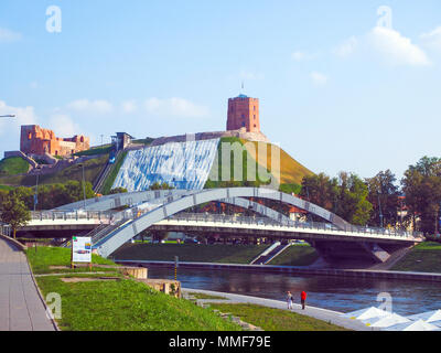 Vilnius, Lituania Gediminas' collina con la funicolare al Gediminas Fort sopra la Torre Vecchia Città sul fiume Neris a Mindaugas Bridge Foto Stock