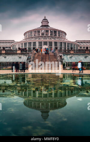 COPENHAGEN, Danimarca - 28 aprile 2018. Giardini botanici edificio riflettendo in acqua di stagno. Foto Stock