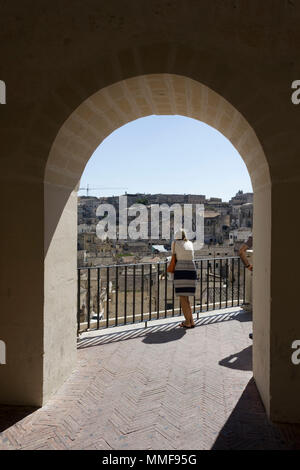 MATERA, Italia - 24 agosto 2017: turistica che si affaccia su Matera cityscape Foto Stock