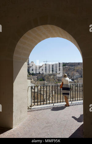 MATERA, Italia - 24 agosto 2017: turistica che si affaccia su Matera cityscape Foto Stock