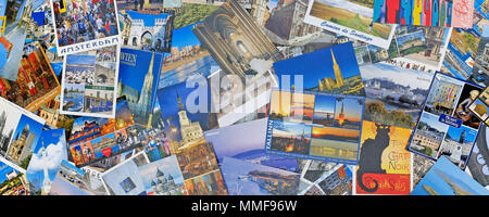 Pila di cartoline sparse in rappresentanza countreis in tutta l'Europa. Foto Stock