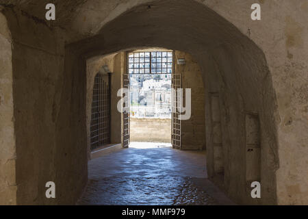 MATERA, Italia - 24 agosto 2017: Vista di Matera dalla storica Palombaro cisterna scavata interni Foto Stock