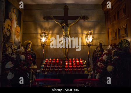 XABIA, Spagna - 11 APRILE 2018: un santuario che mostra Gesù Cristo sul Crocifisso, situato all'interno del Fishermans chiesa in Xabia - noto anche come Javea, in Foto Stock