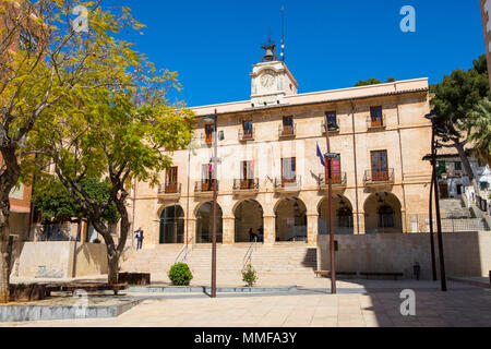 Una vista del municipio, situato in Plaça de la Constitucio nella città di Denia, Spagna. Foto Stock