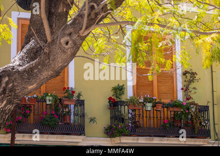 Una vista degli splendidi balconi nel centro storico della città di Denia in Spagna. Foto Stock