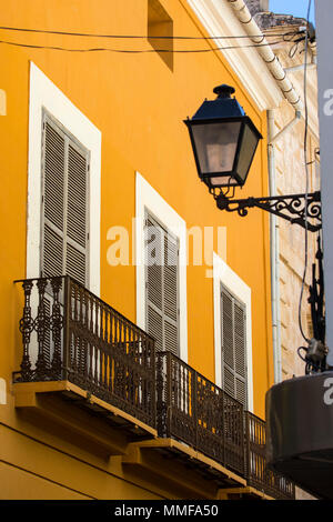 Una vista degli splendidi balconi nel centro storico della città di Denia in Spagna. Foto Stock