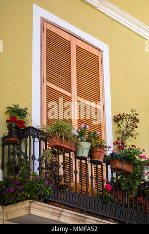 Una vista di uno dei bei balconi nel centro storico della città di Denia in Spagna. Foto Stock