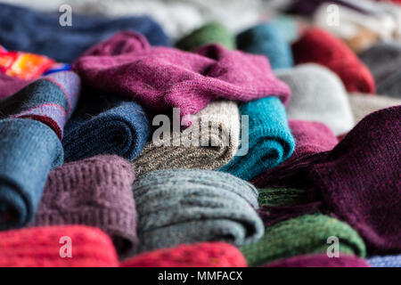 Colorata lana di lama sciarpe in vendita in un villaggio andino. Foto Stock