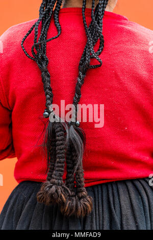 Le lunghe trecce di capelli di una donna Quechua. Foto Stock