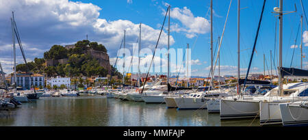 Una bella vista del Castillo de Denia dal Porto di Denia in Spagna. Foto Stock