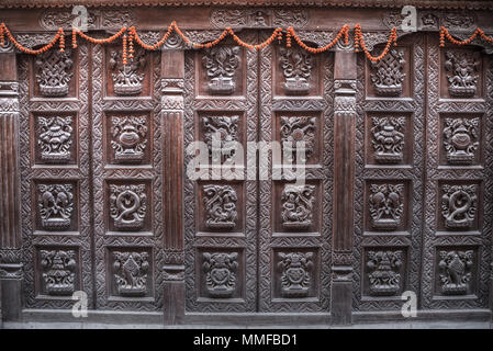 Le antiche porte del Nepal scolpito in pietra e legno Foto Stock