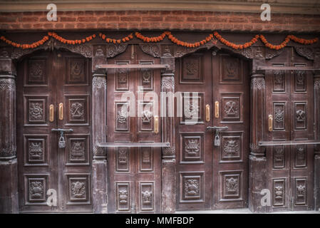 Le antiche porte del Nepal scolpito in pietra e legno Foto Stock