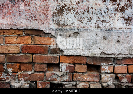 Foto di una colorata Vecchia decadendo muro di mattoni con peeling vernice e stucco. Ottimo per una immagine di sfondo o una texture. Foto Stock