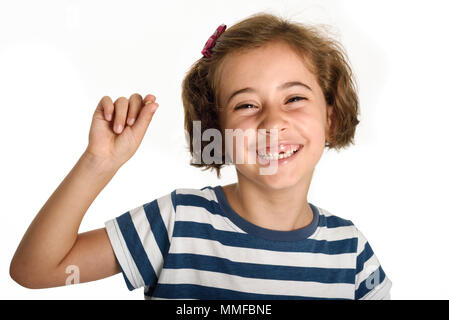 Felice bambina che mostra il suo primo dente caduto. Sorridente piccola donna con un incisivo nella sua mano. Gli isolati su sfondo bianco. Studio shot. Foto Stock