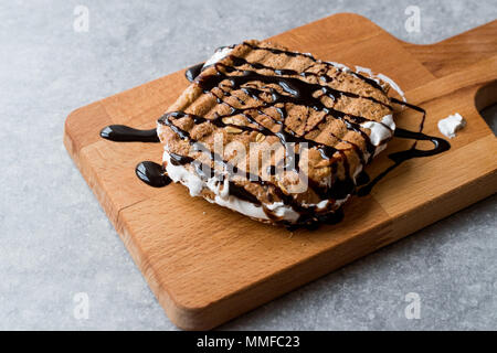 Tostare Sandwich Marshmallow con salsa di cioccolato / Fluffernutter. Deserto di pasticceria. Foto Stock