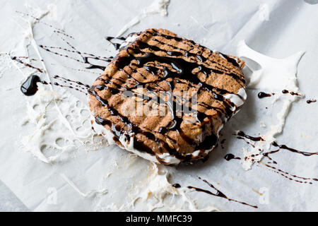 Tostare Sandwich Marshmallow con salsa di cioccolato / Fluffernutter. Deserto di pasticceria. Foto Stock