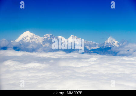 Himalaya orientale nel cloud, dall'aria, Bhutan Foto Stock