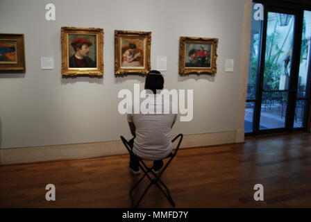 Uomo in fine art museum a guardare a famosi dipinti. Concetto di curiosità, l'istruzione, l'intelligenza, passatempo. Foto Stock